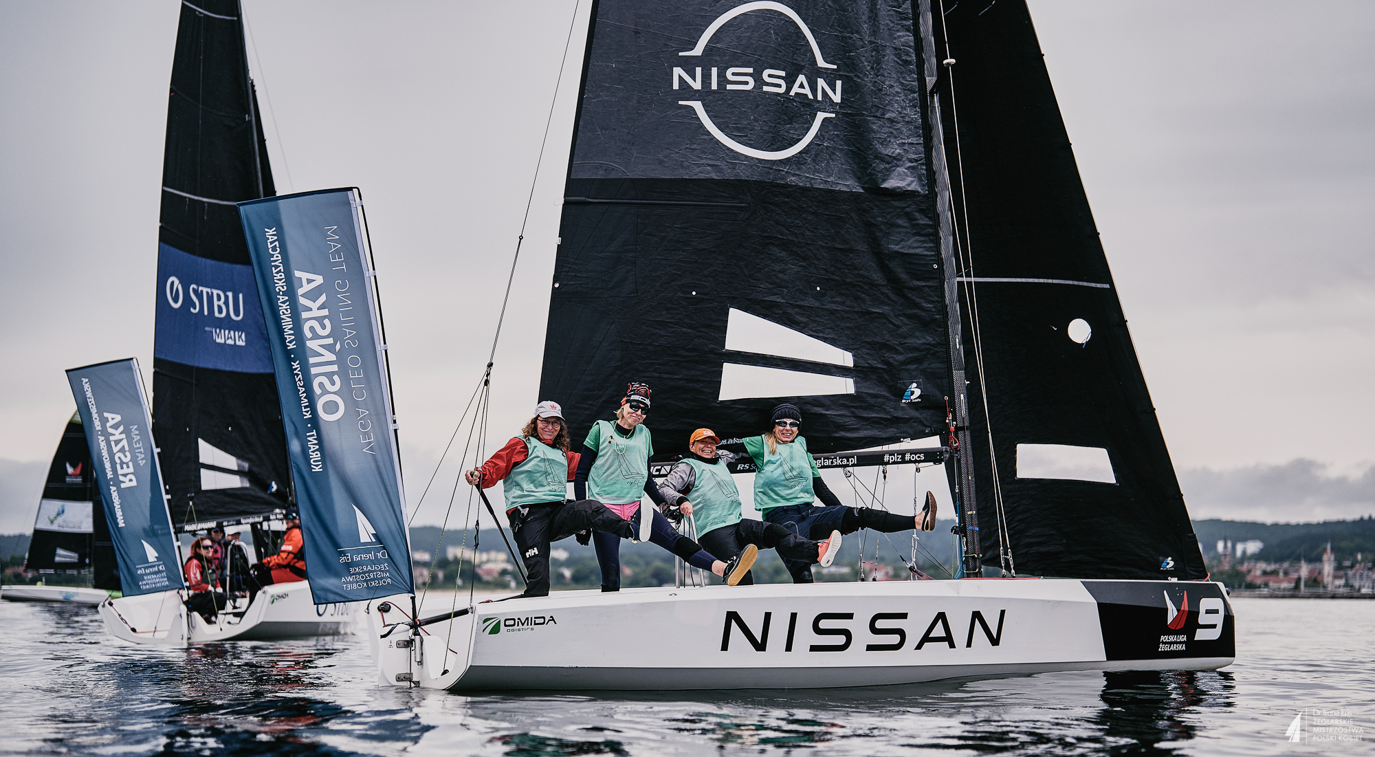 Załoga Vega Cleo Sailing Team pozująca do zdjęćia na żaglówce.