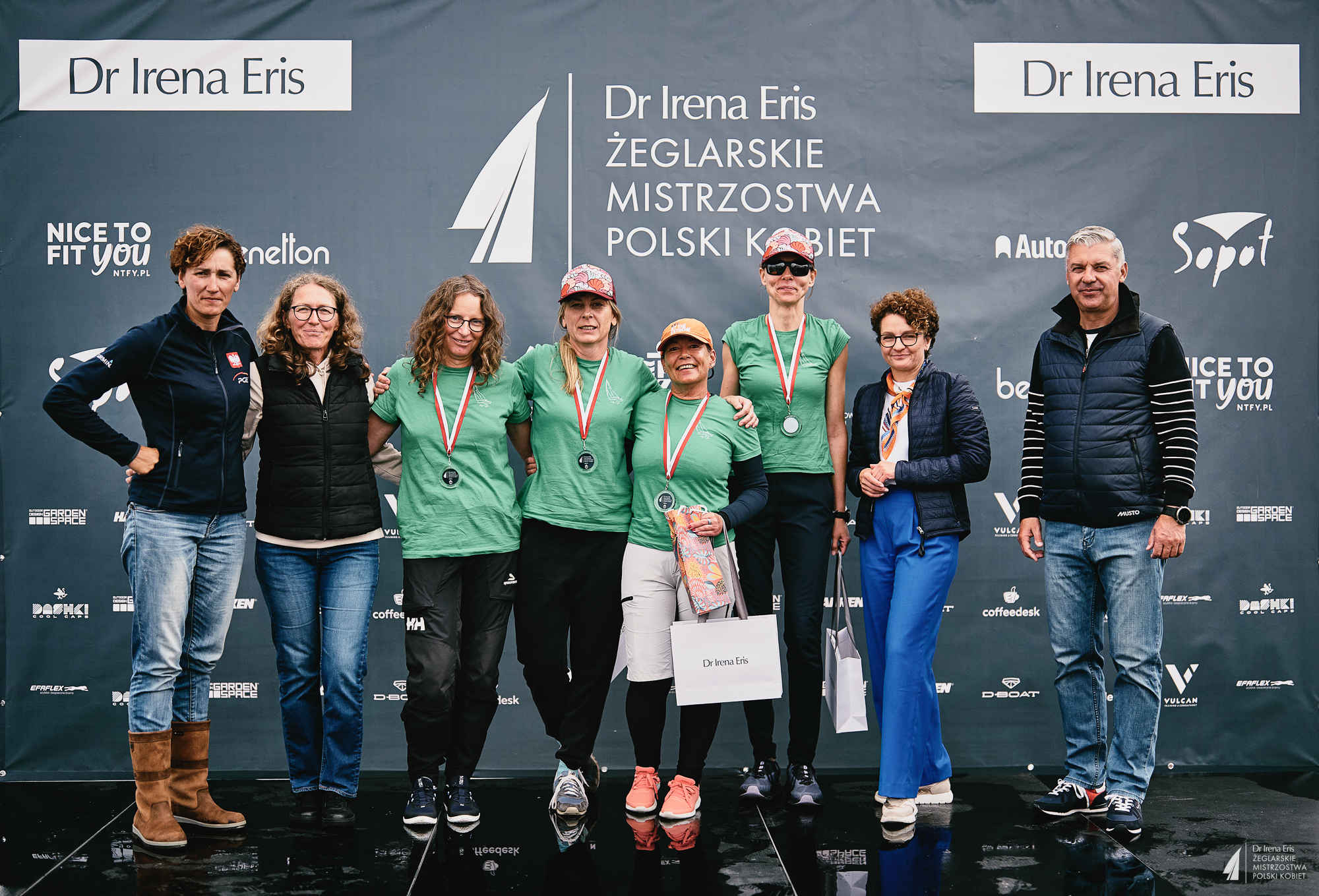 Załoga Vega Cleo Sailing Team po wręczeniu medali wraz z organizatorami.