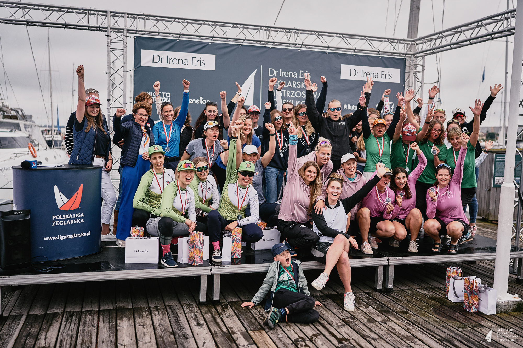 Zdjęcie wszystkich załóg biorących udział w regatach.